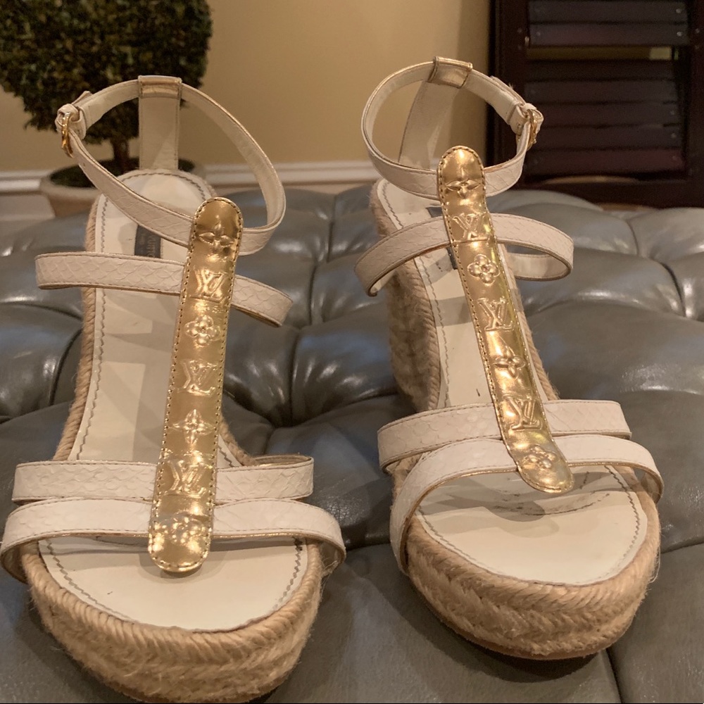 Beautiful Louis Vuitton white wedges